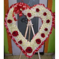 CN30 Heart Wreath Touches of Roses